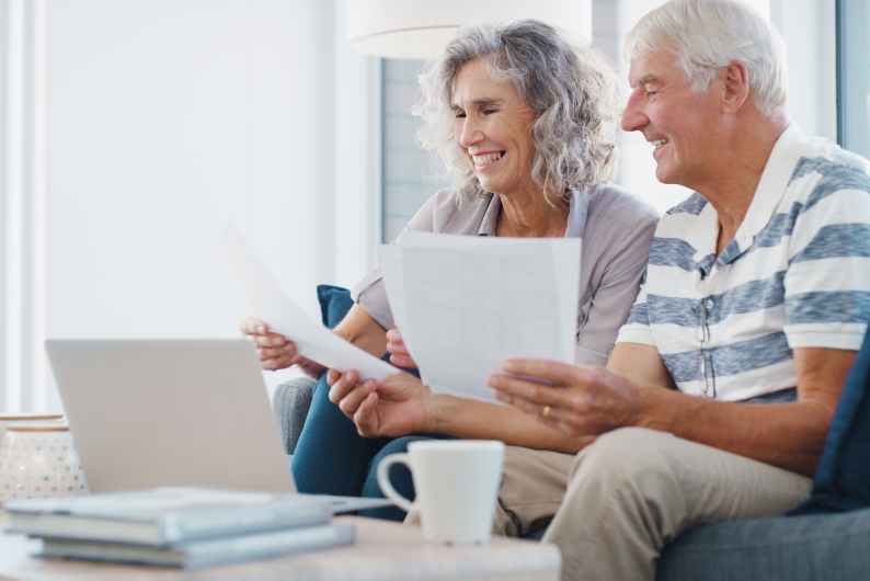 Zwei Frauen vergleichen ihre Pension und finanzielle Zukunft.