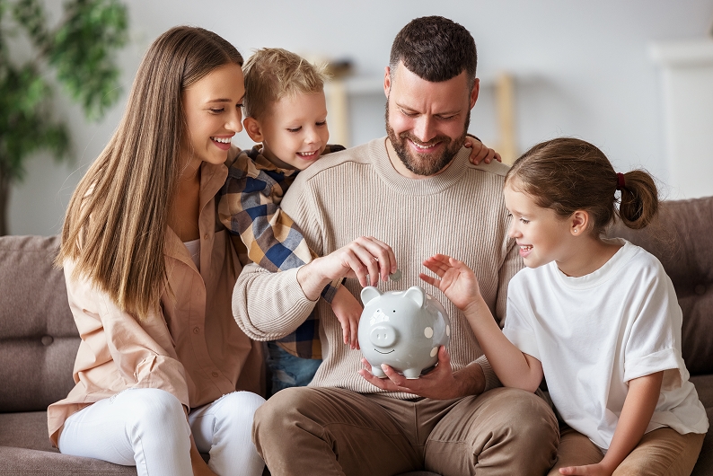 Familiengespräch über Budgetplanung und kluge finanzielle Entscheidungen