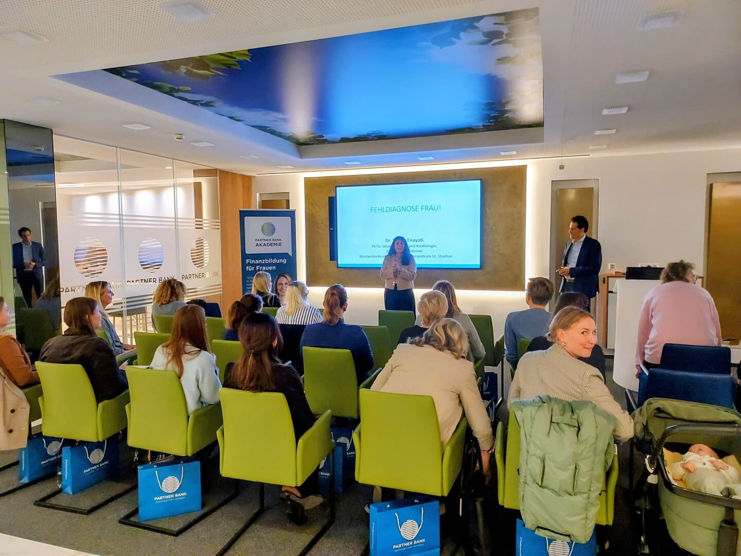 Teilnehmerinnen  im Einführungsteil des Partner Bank Workshops Frauen und Finanzen. 