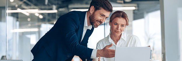 Geschäftsteam präsentiert professionellen Investor, der an einem neuen Startup-Projektfinanzierungsmeeting arbeitet 1